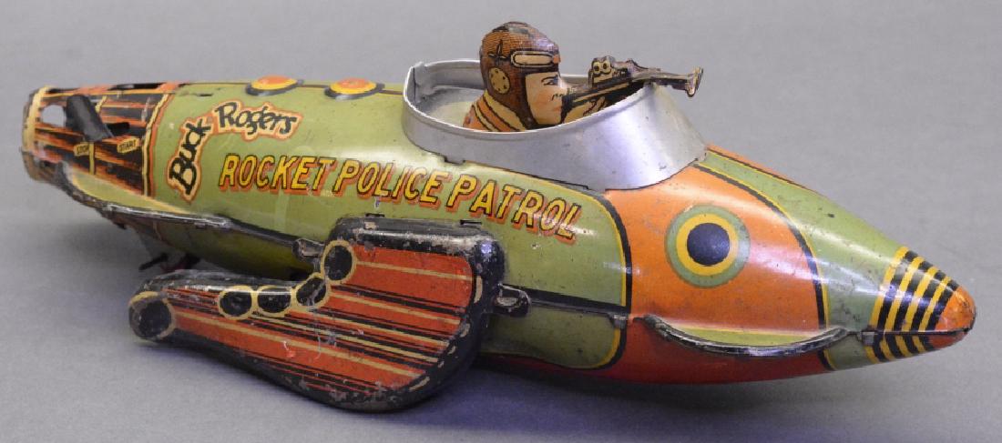 Marx Tin Litho Buck Rogers Rocket Police Patrol: Louis Marx & Co green Tin Litho Wind Up Buck Rogers Rocket Police Patrol. With key missing one side fin. Nice condition with some wear. Wind up working.