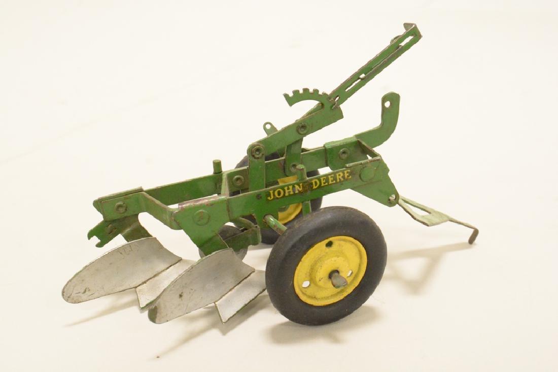 Carter Tru-scaleTru-Scale John Deere Plow: 1/16 sale Carter Tru-Scale John Deere Plow. In nice condition with some light paint loss.