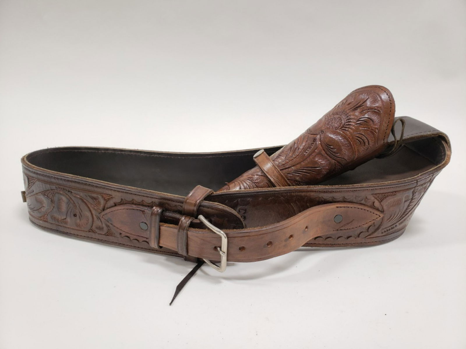 Hand Tooled Leather Gun Belt & Holster: Very nice hand tooled leather gun belt and holster. Gun belt would fit a 38 or 357, 42 inch waist, great condition. (125)