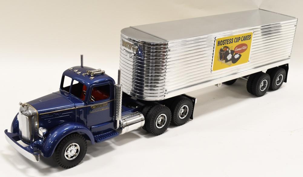 Smith Miller Fred Thompson Hostess Cup Cakes Semi (1 of 6)