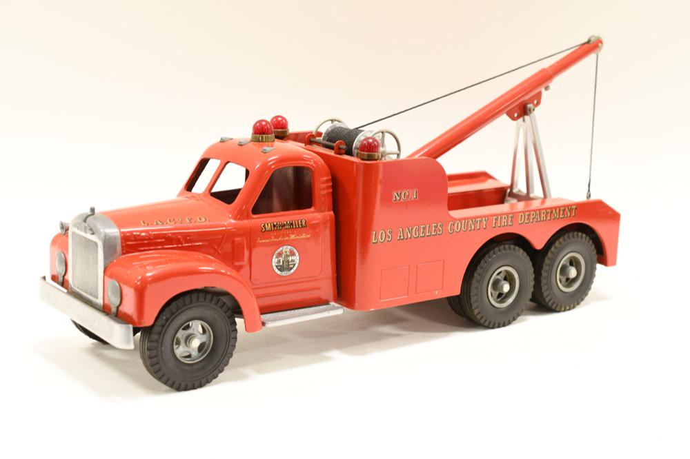 Smith Miller Fred Thompson LACFD Wrecker: Smith Miller Fred Thompson Los Angeles County Fire Department Wrecker. Great condition with some very light shelf wear, excellent display piece. Limited Edition #100 of 125 made. Measures approximatel