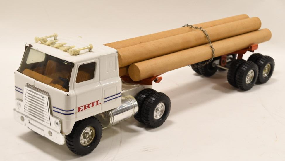 1/16 Ertl International Semi w/ Log Hauler (1 of 3)