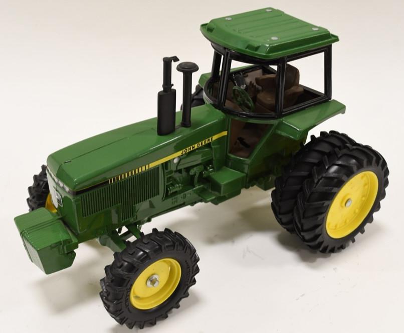 1/16 Ertl John Deere 4000 Series Tractor (1 of 3)
