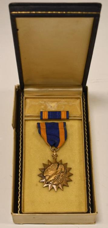 WWII Era US Military Air Medal In Case (1 of 4)