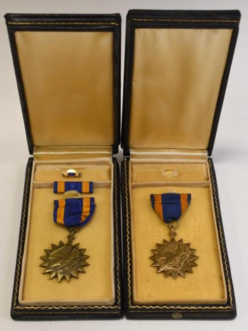 Lot Of 2 WWII Era US Military Air Medals In Case (1 of 5)