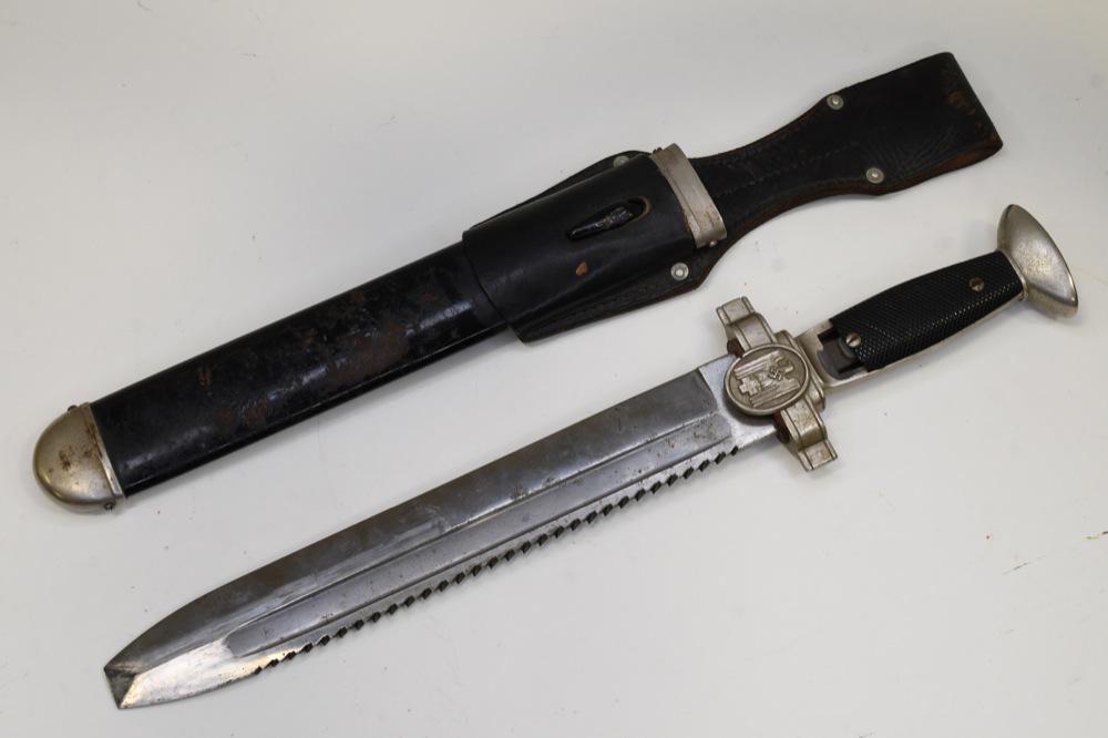WWII German Red Cross Hewer Ges Geschutzt Dagger (1 of 6)