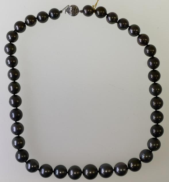 14k White Gold Tahitian Pearl Neckace: Beautiful 14K white gold necklace accompanied by AIGL certificate. Bracelet contains 37 natural Cultured Tahitian Pearls ranging from 10-14 mm The necklace is finished with a scalloped 14K white gold 
