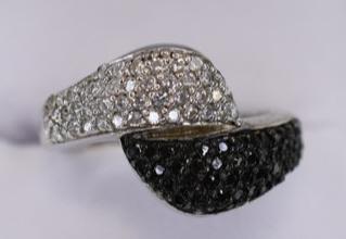 2CT BLACK AND WHITE SAPPHIRE RING (1 of 2)