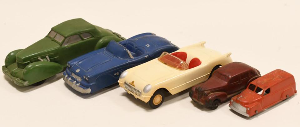 (5) Tootsietoy, Auburn Rubber, Cragstan Toy Lot: Nice lot of 5 Tootsietoy, Auburn Rubber, and Cragstan. Displays nicely with wear from age. Largest car measures approximately 7 1/2" long.