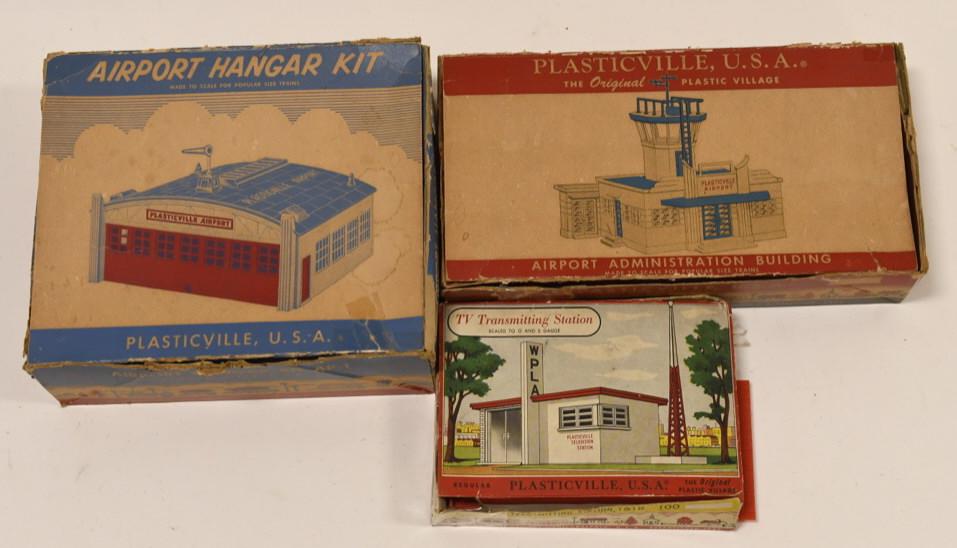 Plasticville Airport, and TV Transmitting Station: Lot of Plasticville airport hanger kit, airport adminastration building, and TV transmitting station. Unsure if sets are complete.