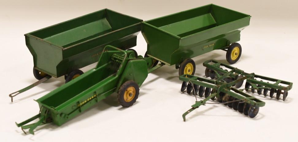 Vintage 1/16 John Deere Wagons, Spreader, Disk: Nice lot of vintage 1/16 scale John Deere toys. Includes 2 wagons, a disk harrow, and a manure spreader. All have wear and tear from age and play.