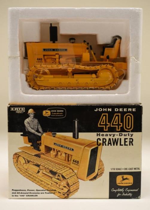 1/16 Ertl John Deere 440 Heavy-Duty Crawler: Nice 1/16 scale die-cast John Deere 440 heavy-duty crawler in box. Indianapolis Indiana Toy Truck N Construction Show 2005. Displays nicely with light wear from storage and age.