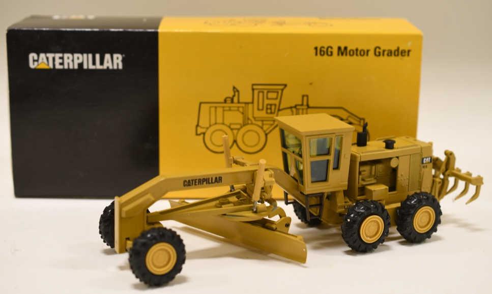 1/50 NZG Norscot Cat 16G Motor Grader Limited Ed.: Nice 1/50 scale Norscot Caterpillar 16G motor grader. Historical limited edition collectible. Displays nicely with wear from display and age.