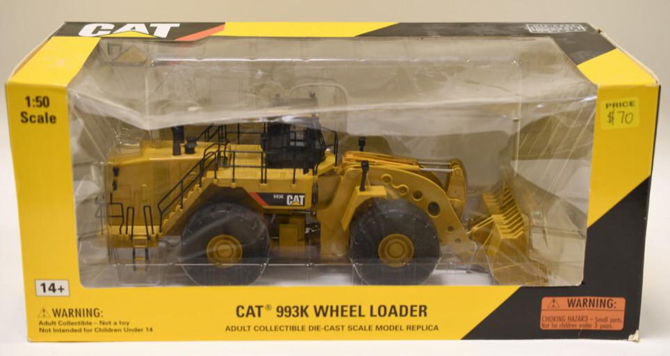 1/50 Norscot Cat 993K Wheel Loader: Nice 1/50 scale Norscot Caterpillar Cat 993K wheel loader. Nice condition in the box. Box has wear. Plastic is cracked on the box. Displays nicely with wear from display and age.