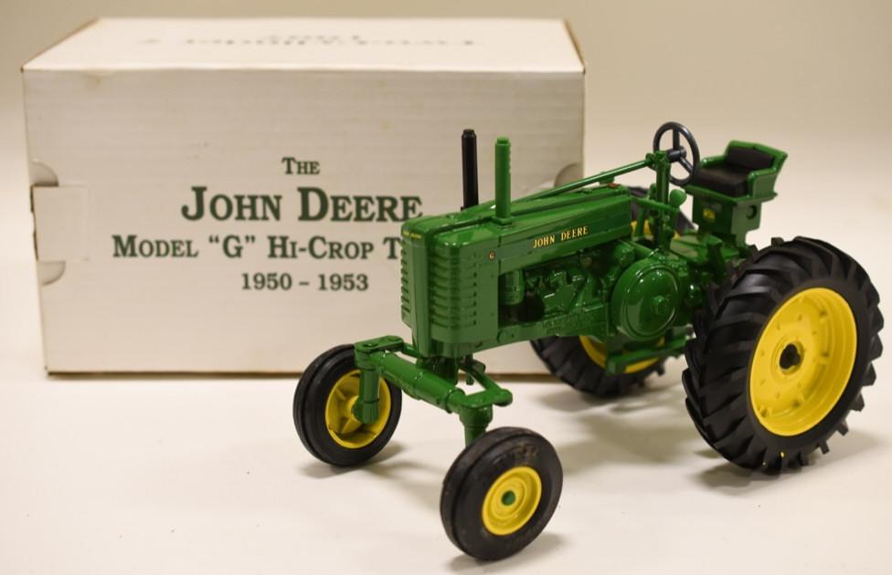 1/16 Ertl John Deere "G" Hi-Crop Tractor: Nice 1/16 scale Ertl John Deere "G" Hi-Crop tractor. Two-Cylinder Club Expo - 1997 Displays nicely with light wear from display and age.