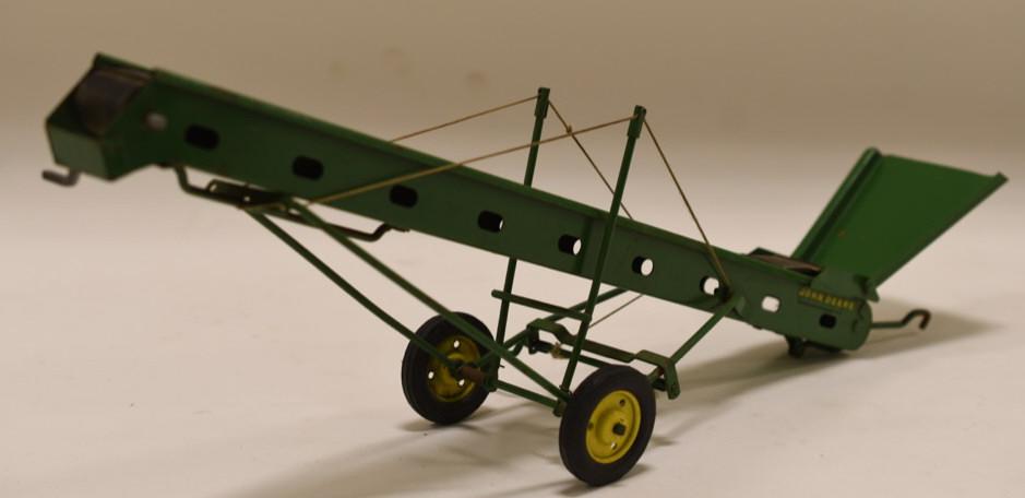 Vintage 1/16 Ertl John Deere Hay Elavator: Nice vintage 1/16 Ertl John Deere hay elevator. The belt is broken. Displays nicely with wear from play and age.