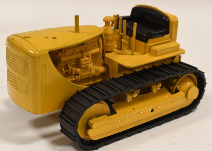 Reuhl Caterpillar D7 Diesel Crawler: Nice Reuhl Caterpillar D7 diesel crawler. Appears to have some touch ups. Has some paint loss from age and play. Displays nicely. Measures approximately 7" long.