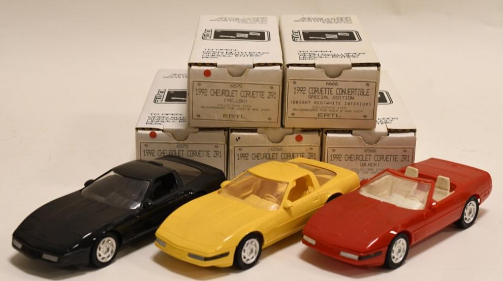 (5) 1992 Ertl Chevrolet Corvette Promo Cars In Box: Nice lot of five 1992 Chevrolet Corvette dealership promotional 1/25 scale cars in box. Lot includes (1) special edition convertible and (4) ZR-1. Nice condition with light wear from age and storage.