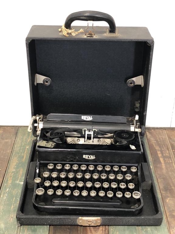 Vintage Royal Typewriter in Case (1 of 4)
