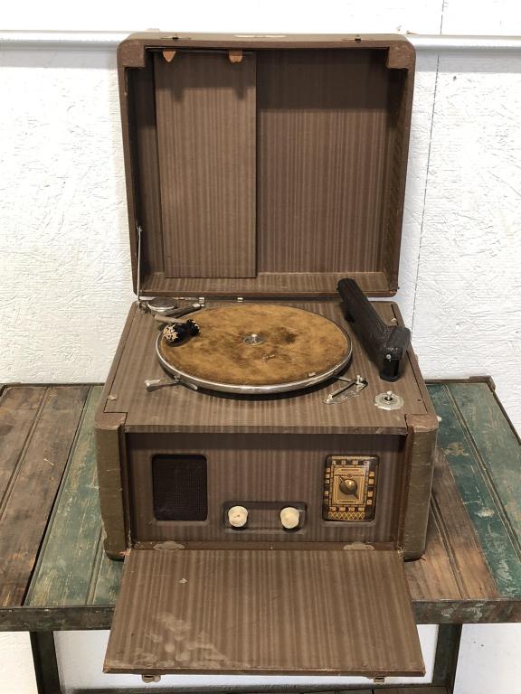 Vintage General Electric Wind Up Phonograph and Radio: in Case