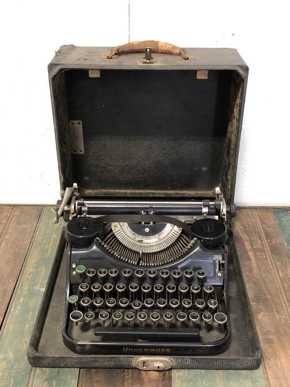 Vintage Underwood Typewriter (1 of 4)