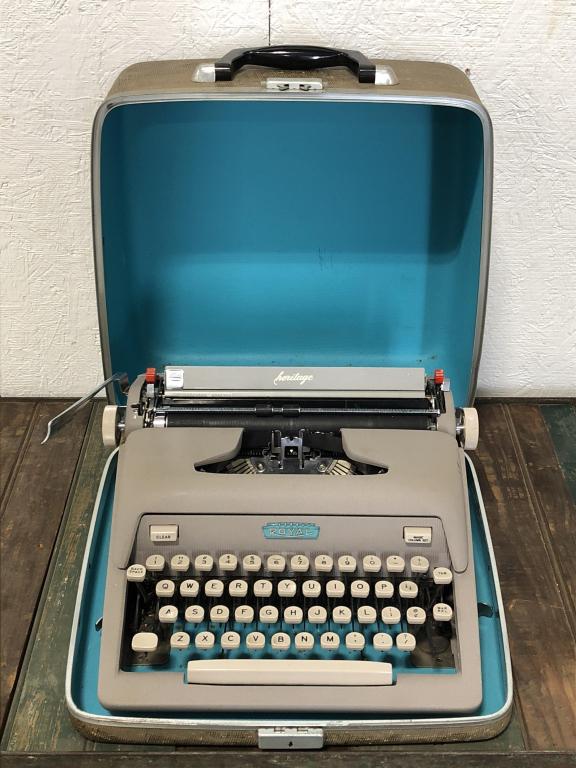 Vintage Royal Heritage Typewriter (1 of 4)