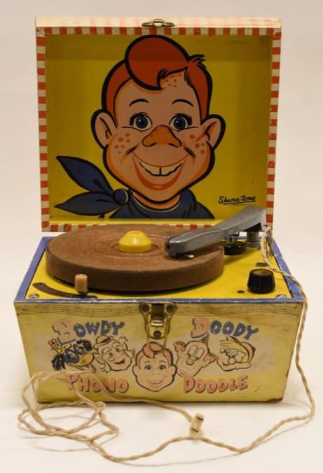 Howdy Doody Shura-Tone Phone Doodle Record Player: Nice vintage Howdy Doody Shura-Tone Phone Doodle record player. Displays nicely with some discoloration and wear from age. Measures approximately 12 1/2" across.