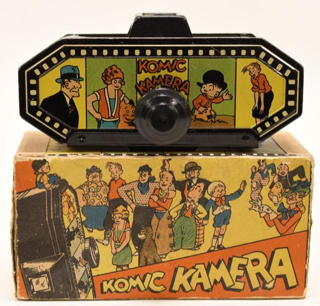Dick Tracy Komic Kamera Film Viewer Tin Toy: Nice Dick Tracy Komic Kamera film viewer tin toy. Does not include any film reels. Comes with the box. Displays nicely with wear from play and age. Measures approximately 4 3/4" across.