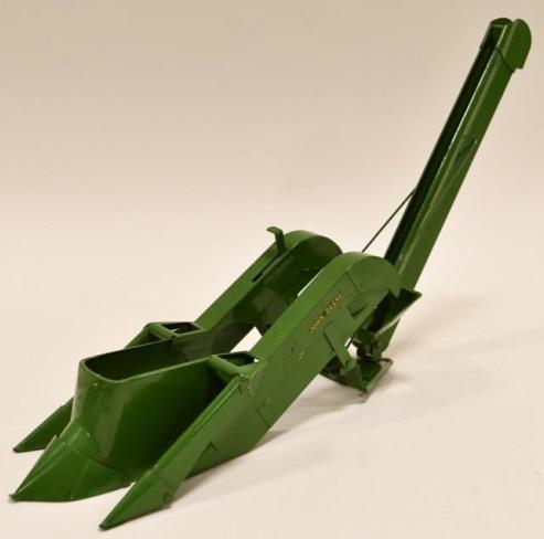1/16 Ertl John Deere 2 Row Corn Picker: Nice 1/16 scale Ertl John Deere 2 row short nose corn picker. Displays nicely with some light wear from age.