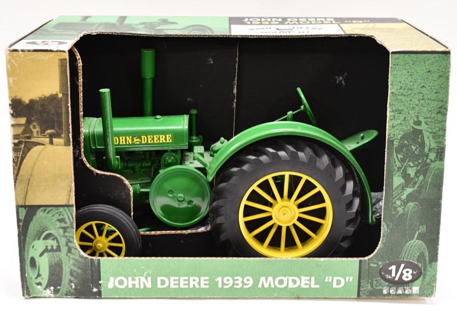 1/8 Scale John Deere 1939 Model "D" Tractor: 1/8 Scale John Deere 1939 Model "D" tractor by Scale Models. Nice condition in the box.