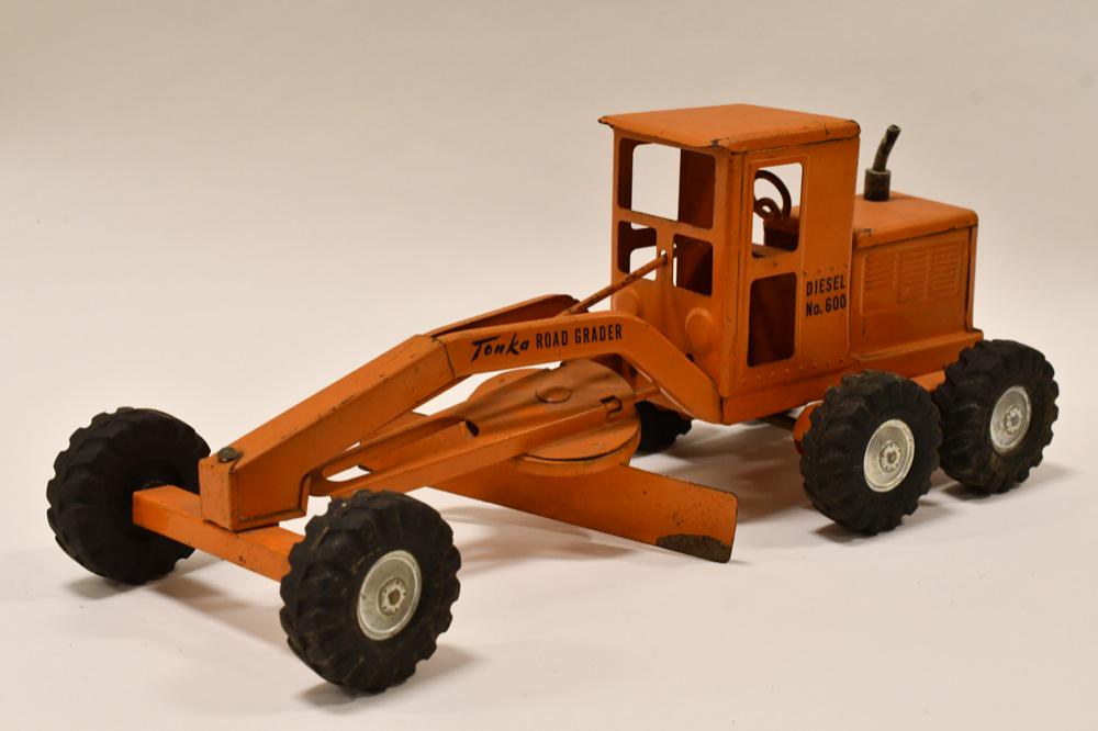 Original Tonka Road Grader Diesel No. 600: Original Tonka diesel no. 600 road grader. Displays nicely with wear from play and age. Measures approximately 16" long.