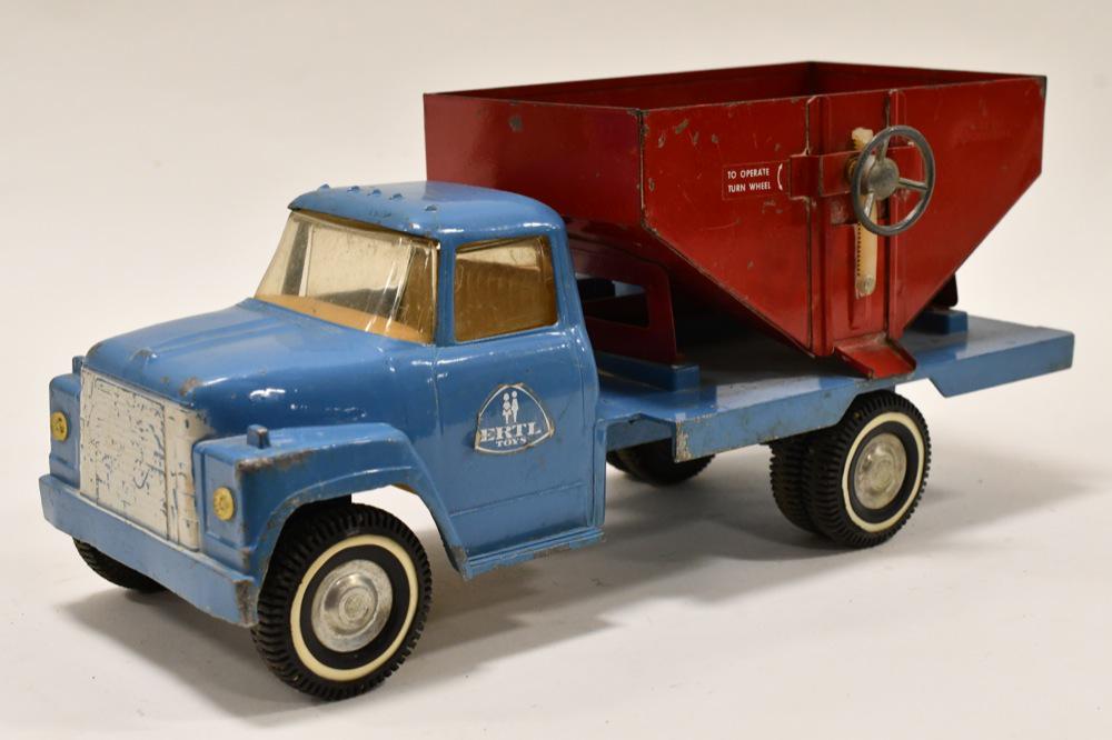 Ertl International Loadstar Gravity Bed Truck: International Loadstar gravity bed truck. The windshield has some discoloration. Displays nicely with light wear from age and storage. Measures approximately 14 1/2" long.