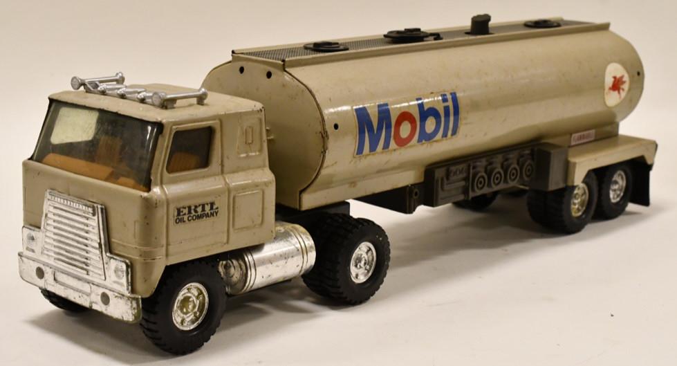 1/16 Ertl Mobil Oil Tanker International Semi: 1/16th scale Ertl Mobil Oil tanker truck and trailer. Has paint loss and wear from play and age. Displays nicely. Measures approximately 21 1/2" long.
