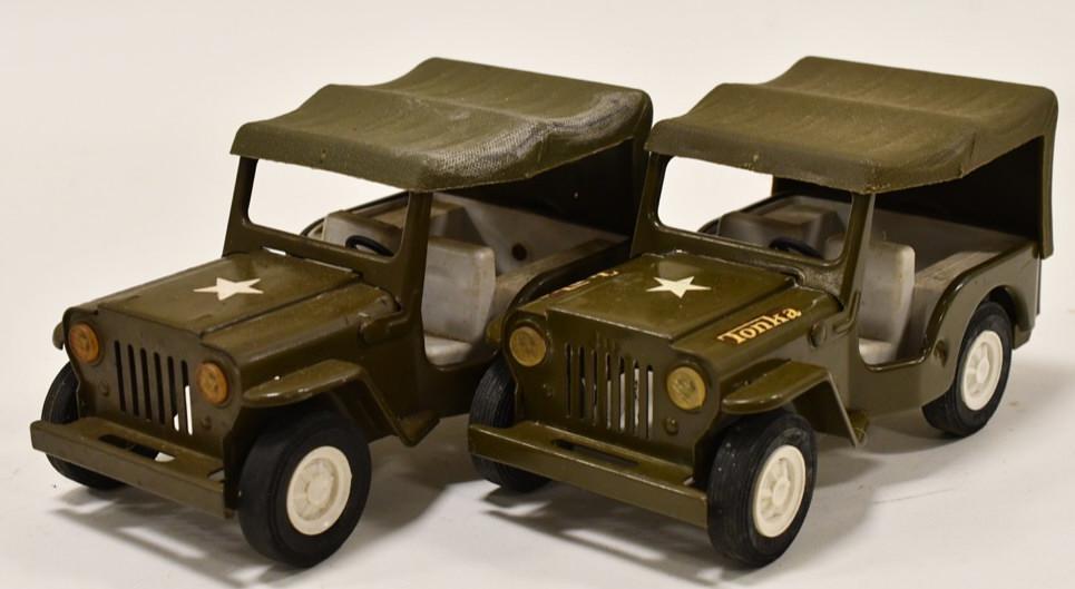 (2) Mini Tonka Army Jeeps: Lot of 2 mini Tonka army jeeps. They display nicely with wear from play and age. Measures approximately 6 1/2" long.