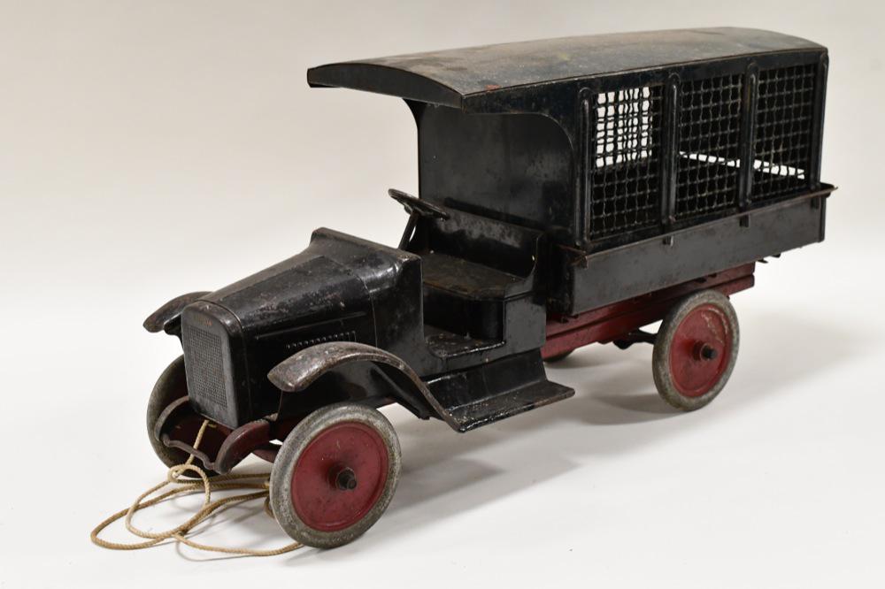 Original Buddy L Railway Express Truck: Original Buddy L Railway Express truck. Nice condition with paint loss, and some surface rust. Displays nicely with a great look. The one door on the back has a broken hinge. Measures approximately 25