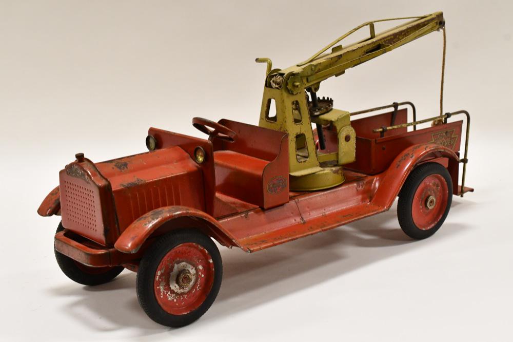Original Keystone Packard Emergency Wrecker Truck: Original Keystone #78 Packard emergency wrecker truck. Displays nicely with paint loss and wear from play and age. Truck is painted red overall, with a grean boom, and original decals. Measures approx