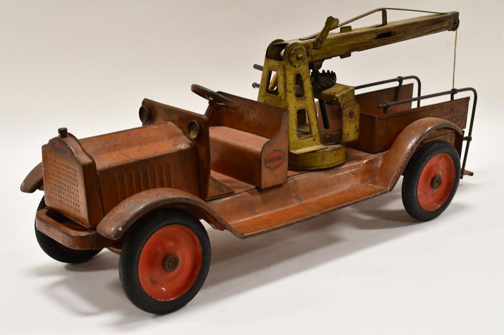 Original Keystone Packard Emergency Wrecker Truck: Original Keystone #78 Packard emergency wrecker truck. Displays nicely with paint loss and wear from play and age. Truck is painted red overall, with a grean boom, and original decals. Measures approx