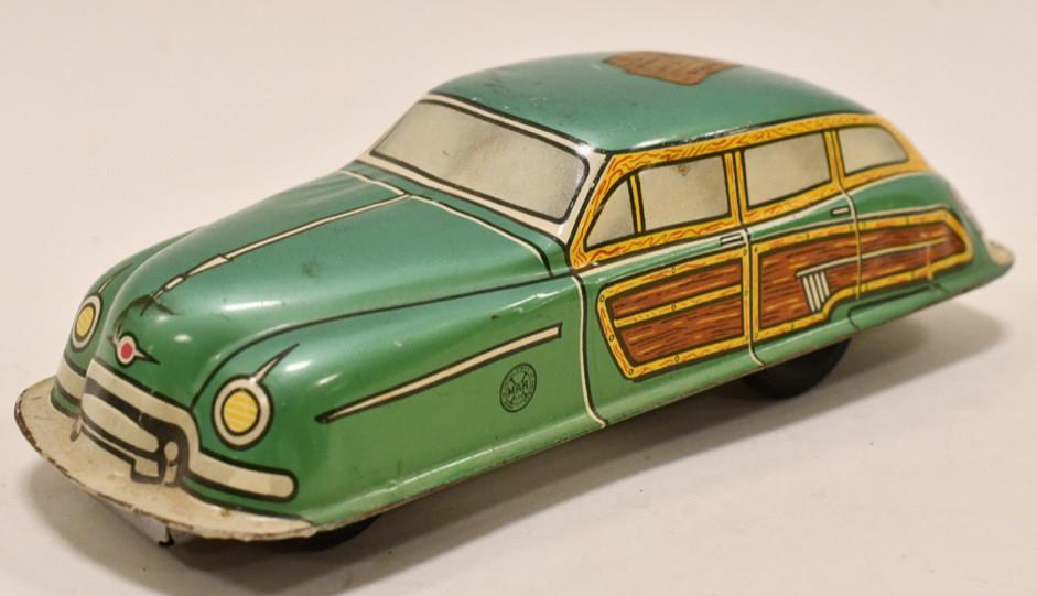 Marx Tin Litho Friction Woody Station Wagon: Marx tin litho friction Woody Station Wagon. The car still has the original directions on the roof. Displays very nicely with some light wear from play and age. The friction is weak. Measures approxim