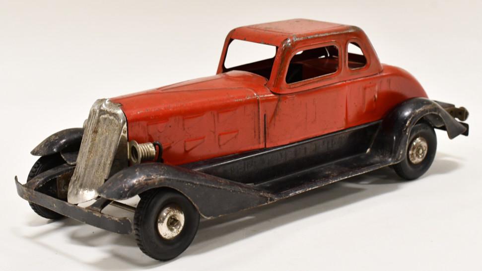 Hoge Mfg. Co. Windup Fire Chief Car: Hoge Mfg. Co. windup Fire Chief car. Displays nicely with paint loss and wear from play and age. The windup works, but the siren doesn't. It is missing the spare tire and headlight bulbs. Measures app