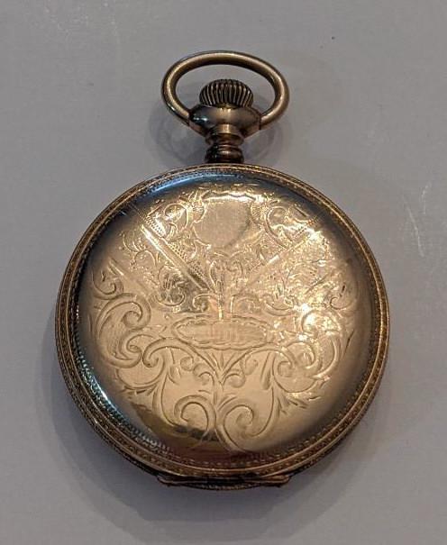 Seth Thomas 122 11 Jewel Hunting Case Pocket Watch: Nice running Seth Thomas 11 Jewel Model 16 Grade 122 Hunting Case Pocket Watch. The 6 size pocket watch measures approx. 1-1/2" in diameter and has an Essex Superior 25 year case. The case has some li