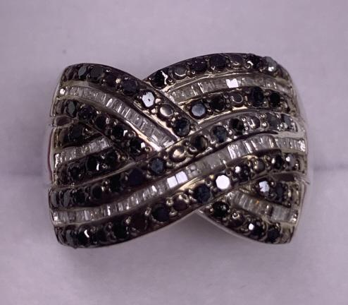 Sterling Silver 1cttw Diamond Baguette Ring: Genuine white and black diamonds. Size: 7