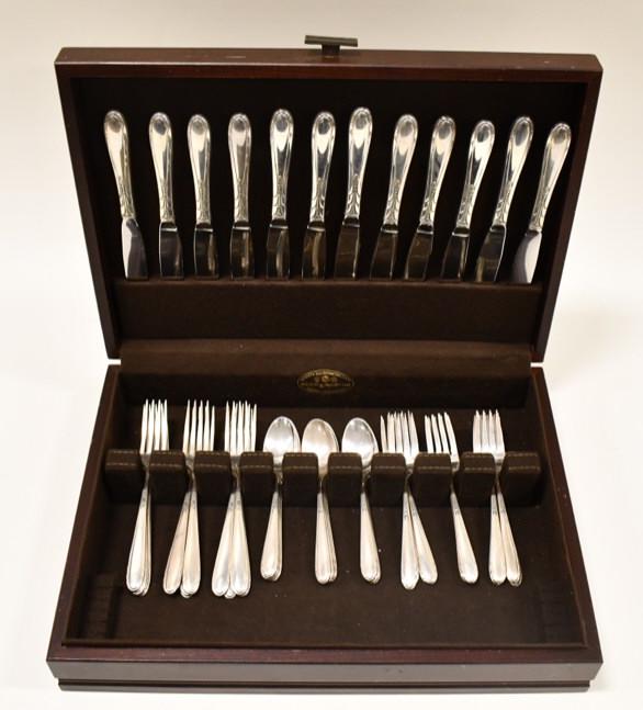 48 Pc. Oneida "Heiress" Sterling Silver Set: Nice 48 piece Oneida sterling silver flatware set in the "Heiress" pattern. The set includes (12) dinner knives, (12) dinner forks, (12) salad forks, and (12) teaspoons. Set is in great condition. Tot