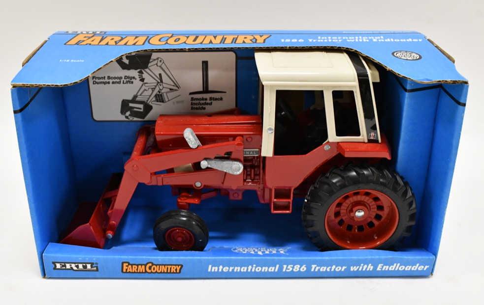 1/16 International 1586 Tractor w/ Endloader: 1/16 scale Ertl Farm Country International 1586 tractor with front endloader. Nice condition in the box. The lever that raises the front loader has some corrosion.
