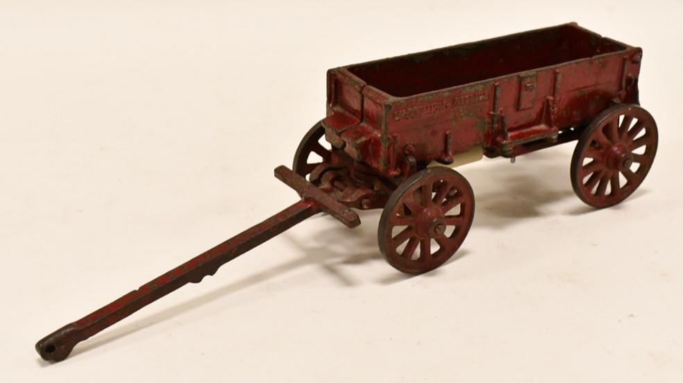 Arcade Cast Iron McCormick-Deering Wagon (1 of 8)