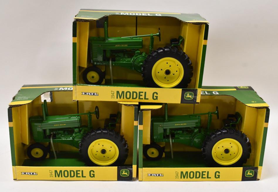 (3) 1/16 Ertl John Deere Model G Tractors: (3) 1/16 scale Ertl John Deere Model G tractors. Nice condition in the boxes.