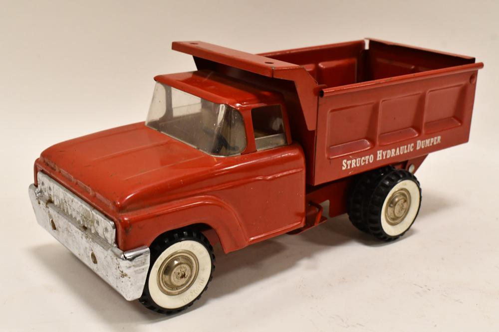 Structo Hydraulic Dumper Dump Truck: Structo hydraulic dumper dump truck. The hydraulic dump works. Displays nicely with some paint loss and wear from play and age. Measures approximately 13 3/4" long.