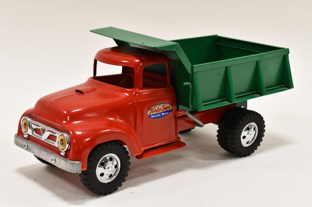 Tonka Hydraulic Dump Truck: Restored Tonka round fender hydraulic dump truck. Displays nicely with a good restoration. The hydraulic dump does not work. Measures approximately 13" long.