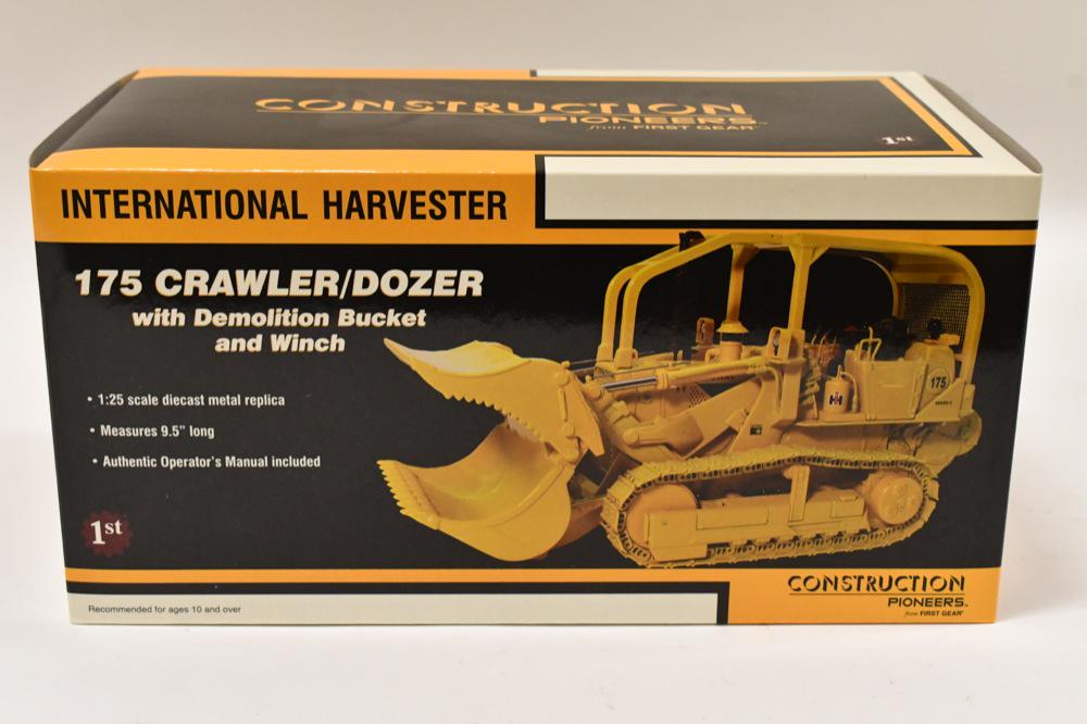 1/25 1st Gear International 175 Crawler / Dozer: 1/25 scale 1st Gear International 175 crawler / doezer with demolition bucket and winch. Nice condition in the box.