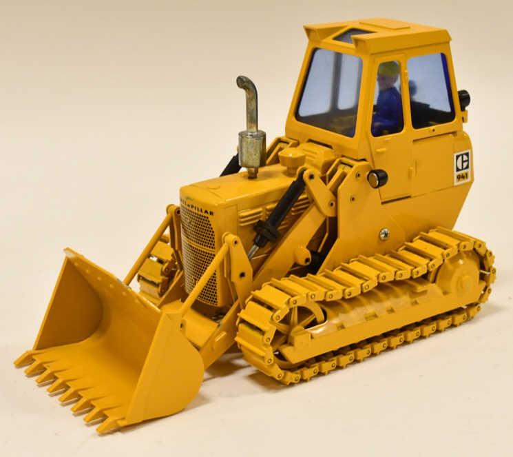 1/24 NZG Caterpillar 941 Track-Type Loader (1 of 5)