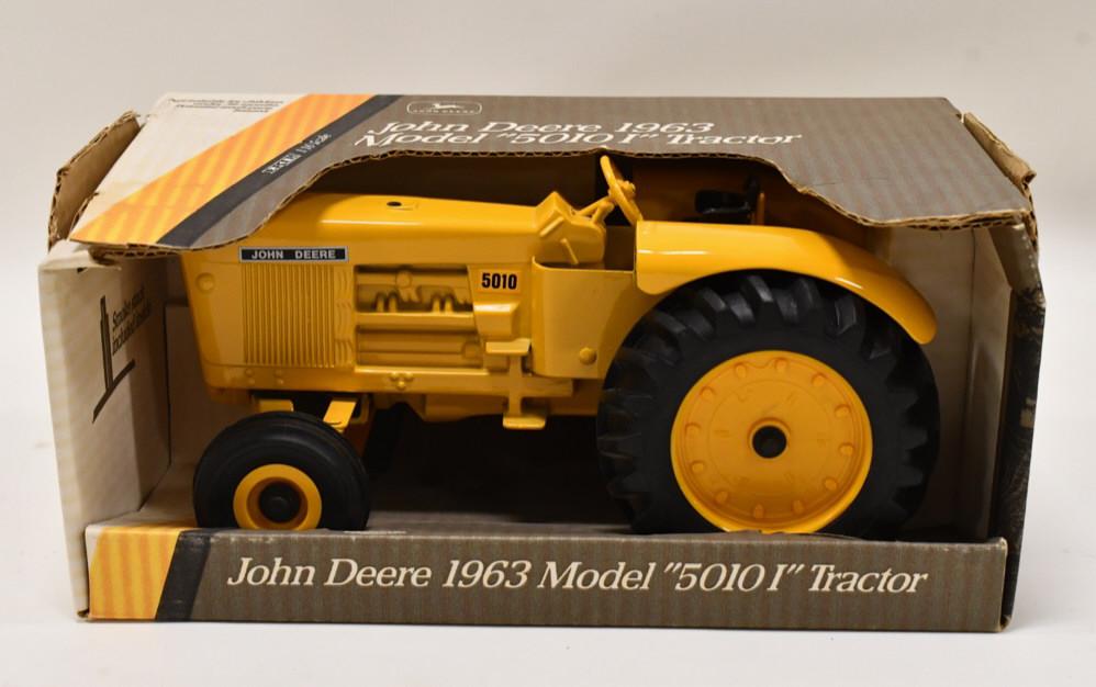 1/16 Ertl John Deere 5010 Industrial Tractor (1 of 6)